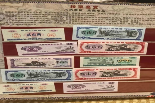 一位来自四川省成都市的刘老师，有一些藏品和老物件，急需出手，有意者联系，价格好商量。