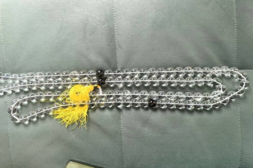 一位来住 四川成都的陈老师，有一些藏品和老物件，急需出手，有意者联系，价格好商量。