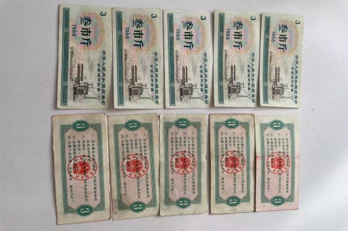 一位来自吉林省的王老师，有一些藏品和老物件，急需出手，有意者联系，价格好商量。