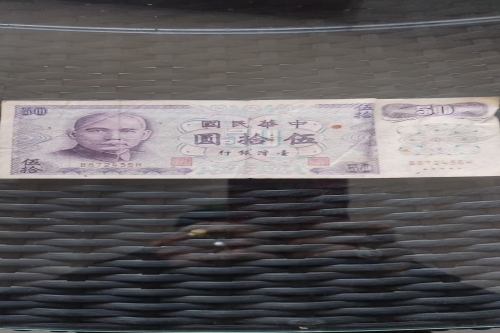 一位来自浙江省淳安县的洪老师，有一些藏品和老物件，急需出手，有意者联系，价格好商量。