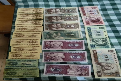 一位来自上海市普陀区的章老师，有一些藏品和老物件，急需出手，有意者联系，价格好商量。