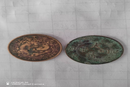  一位来自黑龙江省哈尔滨的梁老师，有一些藏品和老物件，急需出手，有意者联系，价格好商量。