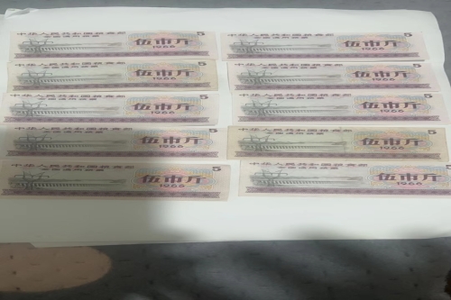 一位来自浙江省丽水市的王老师，有一些藏品和老物件，急需出手，有意者联系，价格好商量。