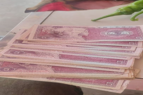 一位来自陕西省的闫老师，有一些藏品和老物件，急需出手，有意者联系，价格好商量。 