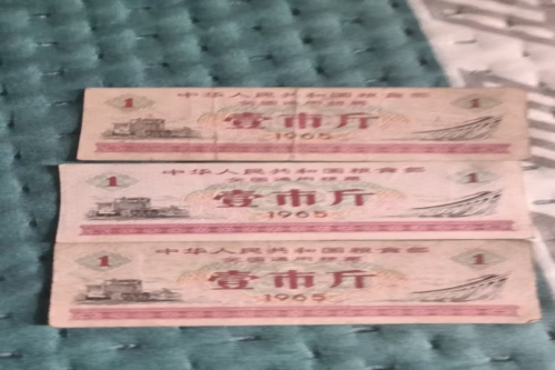 一位来自吉林省白山市的高老师，有一些藏品和老物件，急需出手，有意者联系，价格好商量。