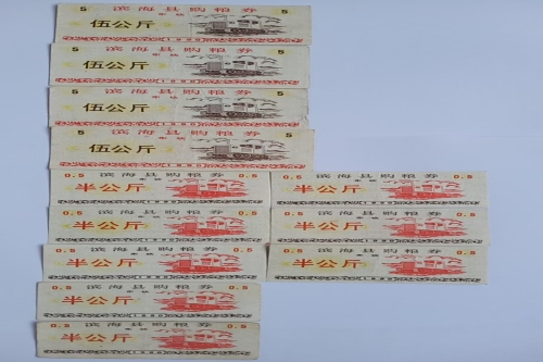 一位来自江苏省盐城市的张老师，有一些藏品和老物件，急需出手，有意者联系，价格好商量。