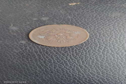 一位来自江苏省泰州市的干老师，有一些藏品和老物件，急需出手，有意者联系，价格好商量。