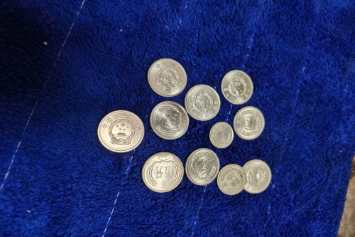 一位来自新疆的李老师，有一些藏品和老物件，急需出手，有意者联系，价格好商量。