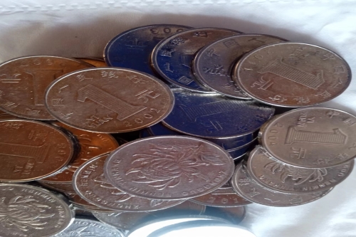 一位来自甘肃省武威市的何老师，有一些藏品和老物件，急需出手，有意者联系，价格好商量。