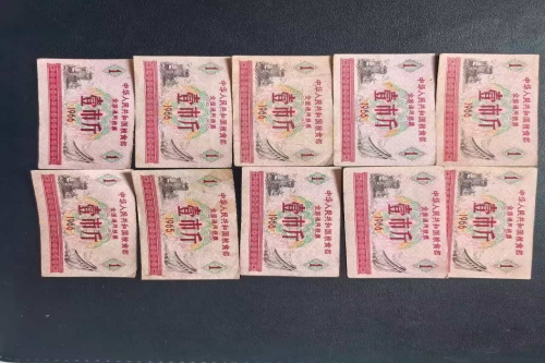 一位来自北京市丰台区的王老师，有一些藏品和老物件，急需出手，有意者联系，价格好商量。