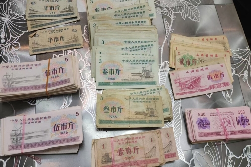 一位来住山西省太原市的何老师，有一些藏品和老物件，急需出手，有意者联系，价格好商量。