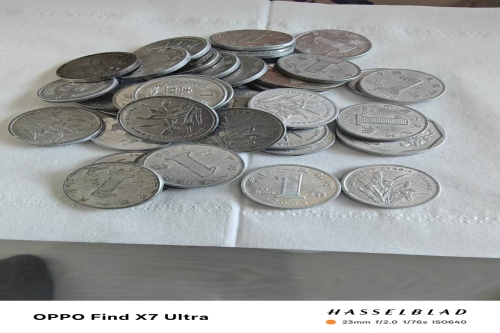 一位来自黑龙江省哈尔滨市的王老师，有一些藏品和老物件，急需出手，有意者联系，价格好商量。