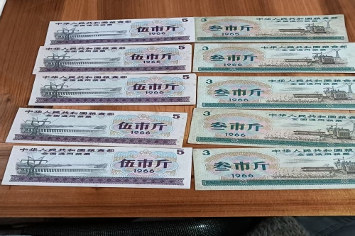 一位来自浙江省金华市的陈老师，有一些藏品和老物件，急需出手，有意者联系，价格好商量。