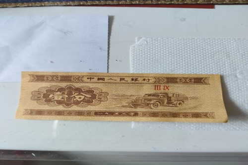 一位来自辽宁省抚顺市的王老师，有一些藏品和老物件，急需出手，有意者联系，价格好商量。