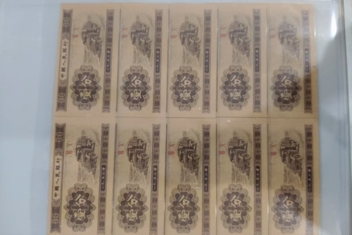 一位来自湖南省江华瑶族自治县的陈老师，有一些藏品和老物件，急需出手，有意者联系，价格好商量。