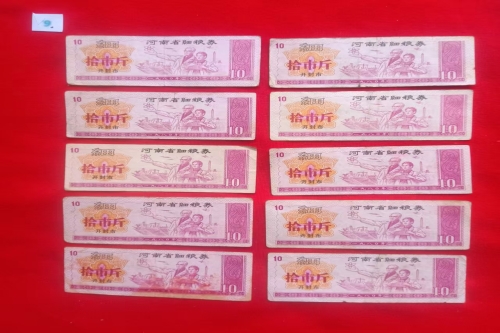 一位来自河南省南阳市的曾老师，有一些藏品和老物件，急需出手，有意者联系，价格好商量。