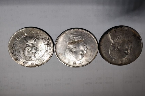 一位来自上海市松江区的民老师，有一些藏品和老物件，急需出手，有意者联系，价格好商量。