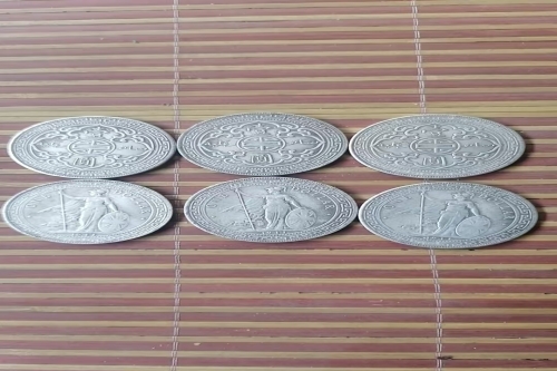 一位来自湖南省湘潭县的罗老师，有一些藏品和老物件，急需出手，有意者联系，价格好商量。