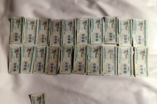 一位来自河北保定市的田老师，有一些藏品和老物件，急需出手，有意者联系，价格好商量。