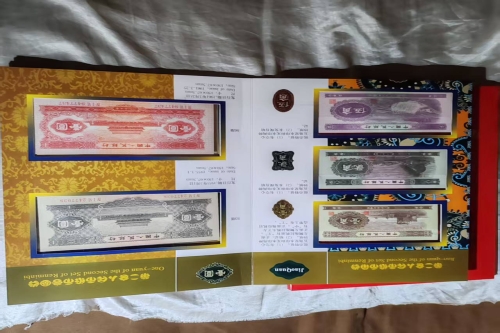 一位来住北京市西城区的张老师，有一些藏品和老物件，急需出手，有意者联系，价格好商量。