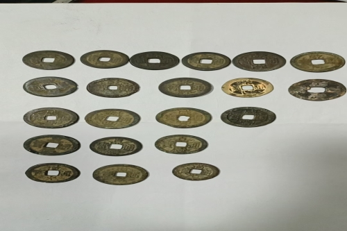 一位来住贵州省瓮安县的张老师，有一些藏品和老物件.急需出手，有意者联系，价格好商量。