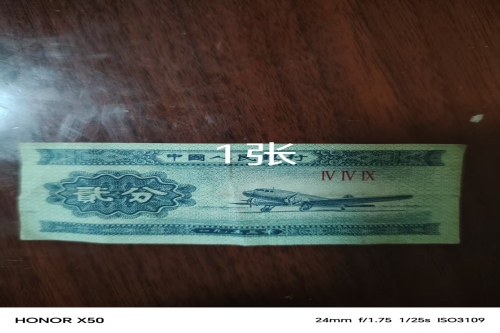 一位来自新疆伊犁哈萨克自治州的穆老师，有一些藏品和老物件，急需出手，有意者联系，价格好商量。