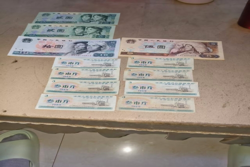 一位来自河北省的底老师，有一些藏品和老物件，急需出手，有意者联系，价格好商量。