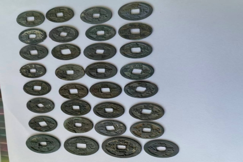 一位来自内蒙古鄂尔多斯市的王老师，有一些藏品和老物件，急需出手，有意者联系，价格好商量。