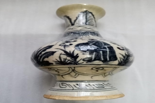 一位来自广东省肇庆市的沈老师，有一些藏品和老物件，急需出手，有意者联系，价格好商量。