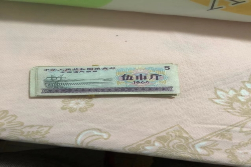 一位来自上海的朱老师，有一些藏品和老物件，急需出手，有意者联系，价格好商量。