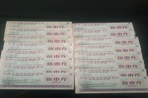 一位来自上海市闵行区的庄老师，有一些藏品和老物件，急需出手，有意者联系，价格好商量。