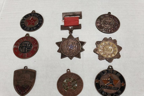 一位来自北京市房山区的金老师，有一些藏品和老物件，急需出手，有意者联系，价格好商量。