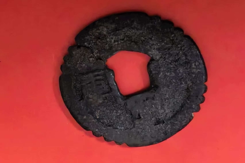 一位来住青海省西宁市的马老师，有一些藏品和老物件，急需出手，有意者联系，价格好商量。