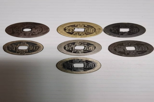 一位来自新疆乌鲁木齐新市区的于老师，有一些藏品和老物件，急需出手，有意者联系，价格好商量。