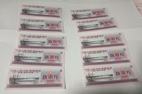 一位来自安徽省合肥市的黎老师，有一些藏品和老物件，急需出手，有意者联系，价格好商量。