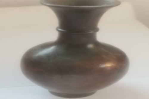 一位来自的江苏省苏州市的阳老师，有一些藏品和老物件，急需出手，有意者联系，价格好商量。