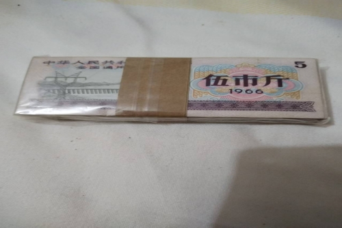 一位来自广西桂林市的陈老师，有一些藏品和老物件，急需出手，有意者联系，价格好商量。