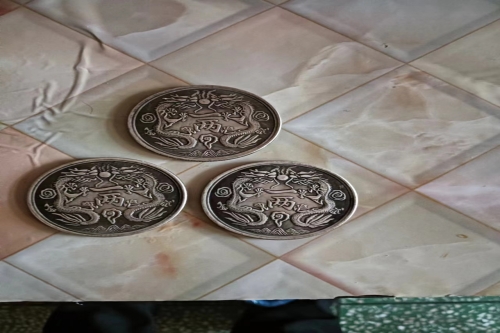 一位来自浙江省的邬老师，有一些藏品和老物件，急需出手，有意者联系，价格好商量。 