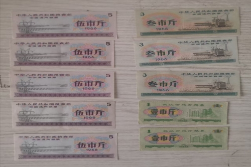 一位来自上海市浦东新区的崔老师，有一些藏品和老物件，急需出手，有意者联系，价格好商量。