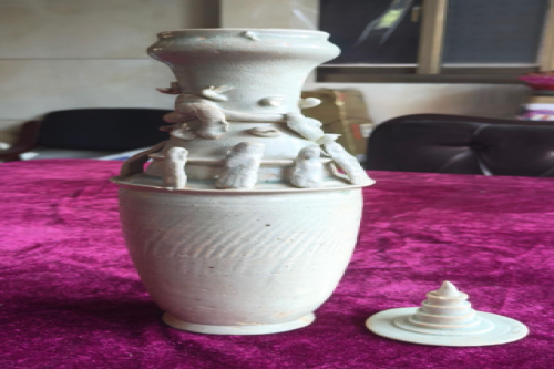 一位来自江西省的王老师，有一些藏品和老物件，急需出手，有意者联系，价格好商量。