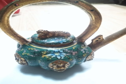  一位来自安徽省阜阳市的郭老师，有一些藏品和老物件，急需出手，有意者联系，价格好商量。