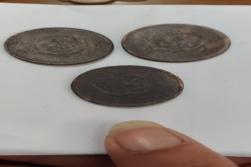 一位来自广西博白县的刘老师，有一些藏品和老物件，急需出手，有意者联系，价格好商量。