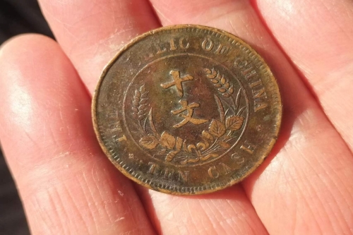 一位来自江苏省苏州市的迮老师，有一些藏品和老物件，急需出手，有意者联系，价格好商量。