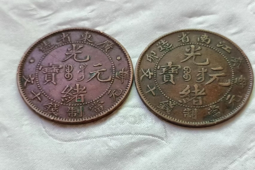 一位来自广州市从化的巫老师，有一些藏品和老物件，急需出手，有意者联系，价格好商量。