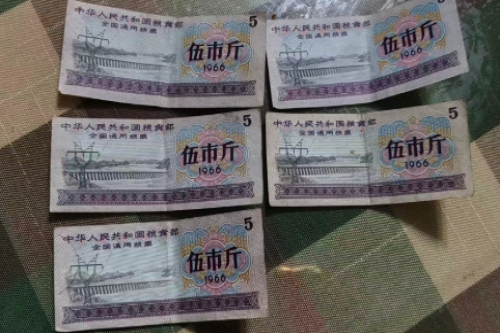 一位来自江苏省徐州市的黄老师，有一些藏品和老物件，急需出手，有意者联系，价格好商量。