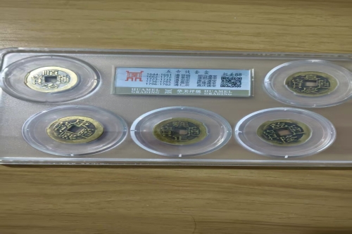 一位来自湖南长沙的刘老师，有一些藏品和老物件，急需出手，有意者联系，价格好商量。