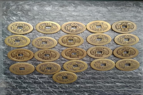 一位来自广西桂林的罗老师，有一些藏品和老物件，急需出手，有意者联系，价格好商量。