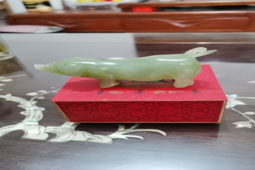 一位来自山东的陈老师，有一些藏品和老物件，急需出手，有意者联系，价格好商量。