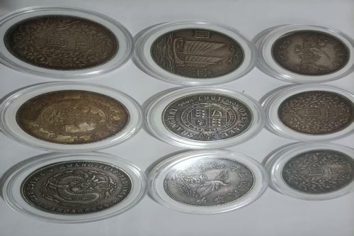 一位来住江西省九江市的冯老师，有一些藏品和老物件，急需出手，有意者联系，价格好商量。