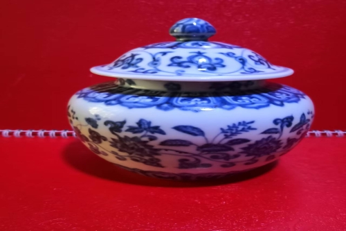 一位来自山东省的张老师，有一些藏品和老物件，急需出手，有意者联系，价格好商量。 